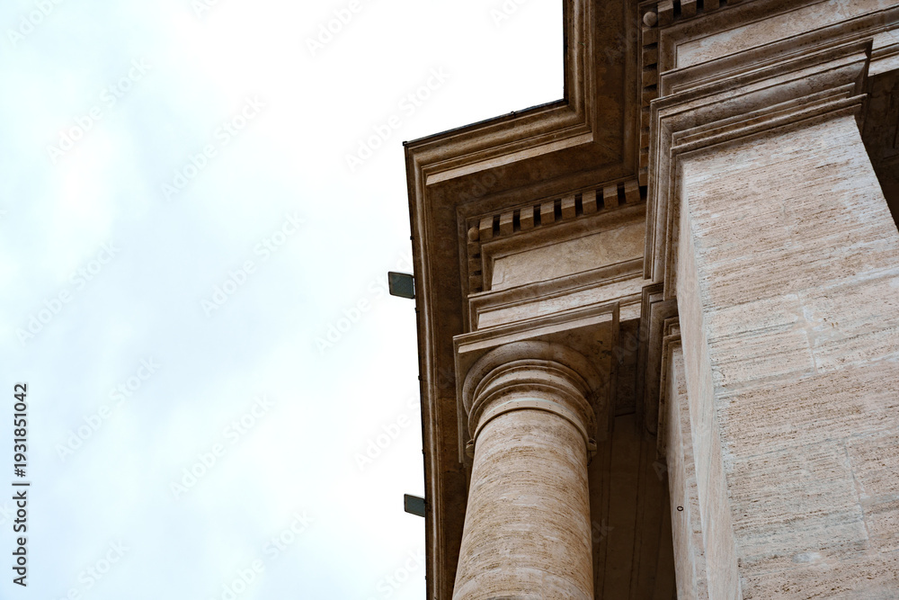 Obraz premium Large columns reach toward the sky on a historic building during an overcast day