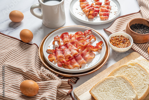 Fotografía Bacon strips and breakfast food with coffee