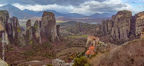 Foto Greece, Meteora:  monasteries on rock pillars