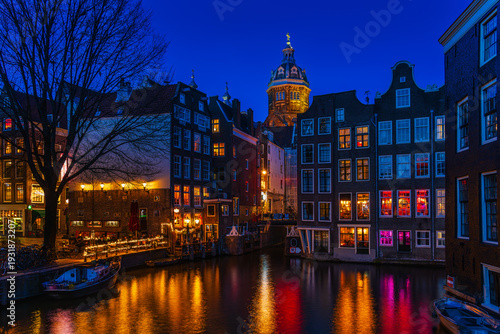 Canvastavla Amsterdam canal at blue hour with historic houses and reflections