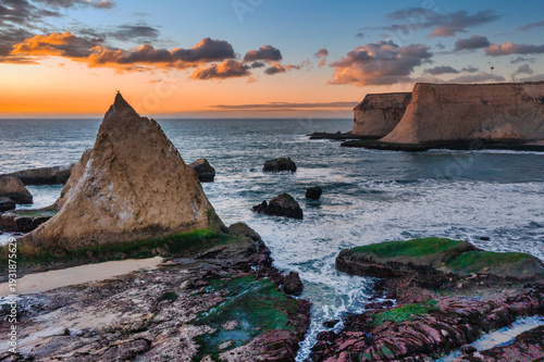 Tableau sur toile Sunset over rock arch at Martins Beach near Half Moon Bay California with Pacifi