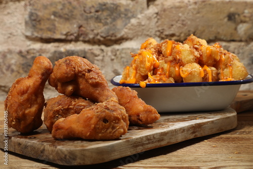 Fotografie Plat de poulet frit avec garniture de pommes de terre