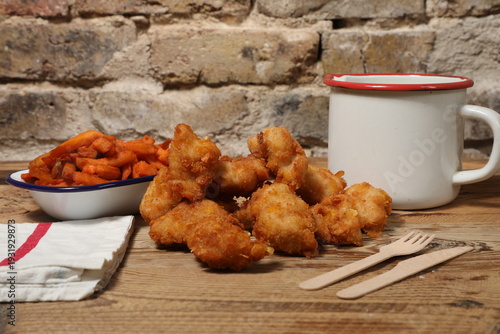Foto Plat de poulet frit avec garniture et boisson