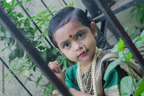 Foto Beautiful Indian Girl in Marathi Ethnic Dress Smiling and Posing for the Camera