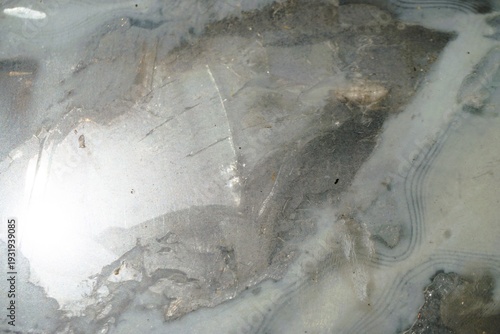 Abstraktes Motiv mit grau-weißem Glasmuster und Licht als Hintergrund