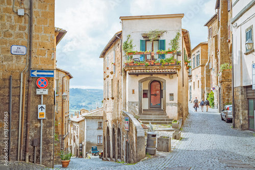 Foto Orvieto, Tuscany, Italy: Cobblestone street with buildings and people walking