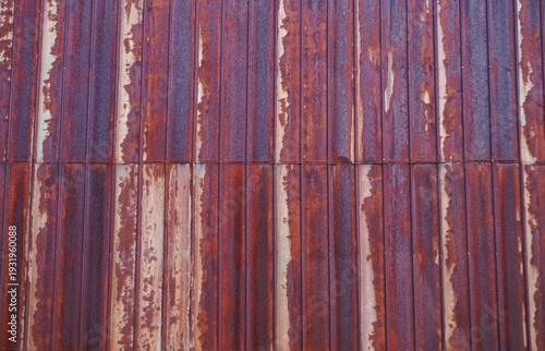 Abstraktes Motiv mit alter verwitterter rot-brauner rostiger Fassade aus Metall mit Muster als Hintergrund