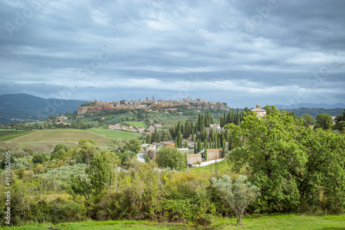 Foto Orvieto, Tuscany, Italy: Hilltop town with vineyards and cypress trees