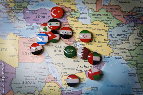 Fotografía Political map of the Middle East featuring multiple national flag pins on variou