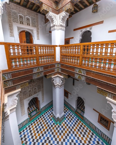 Vászonkép Exquisite Moorish architecture and symmetrical courtyard of the historic Ben You