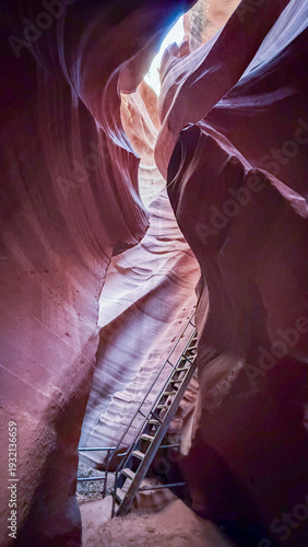 Konstfotografi Lower Antelope Canyon in Arizona featuring narrow, winding sandstone passageways with smooth, wave-like rock formations illuminated by soft natural light from above