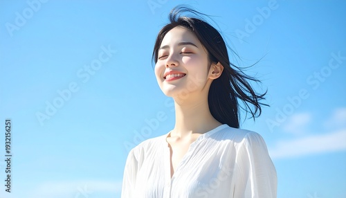 青空の下で微笑む日本人女性, Smiling Japanese Woman Under Clear Blue Sky