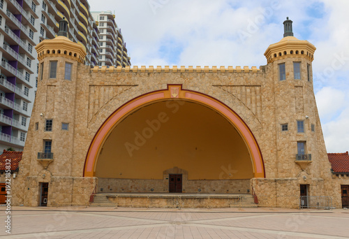 Fotografie Historic coquina bandshell on the boardwalk at Daytona Beach, FL