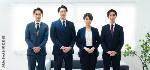 Obraz na płótnie 日本人ビジネスパーソン4名がネクタイ・スーツで並ぶ・会社紹介・採用・チーム写真