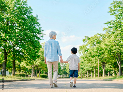 Wallpaper Mural 公園で手を繋ぐ祖母と孫 Torontodigital.ca