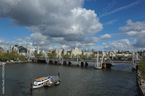 Bilde på lerret Hungerford Bridge and Golden Jubilee Bridges crossing the River Thames in London