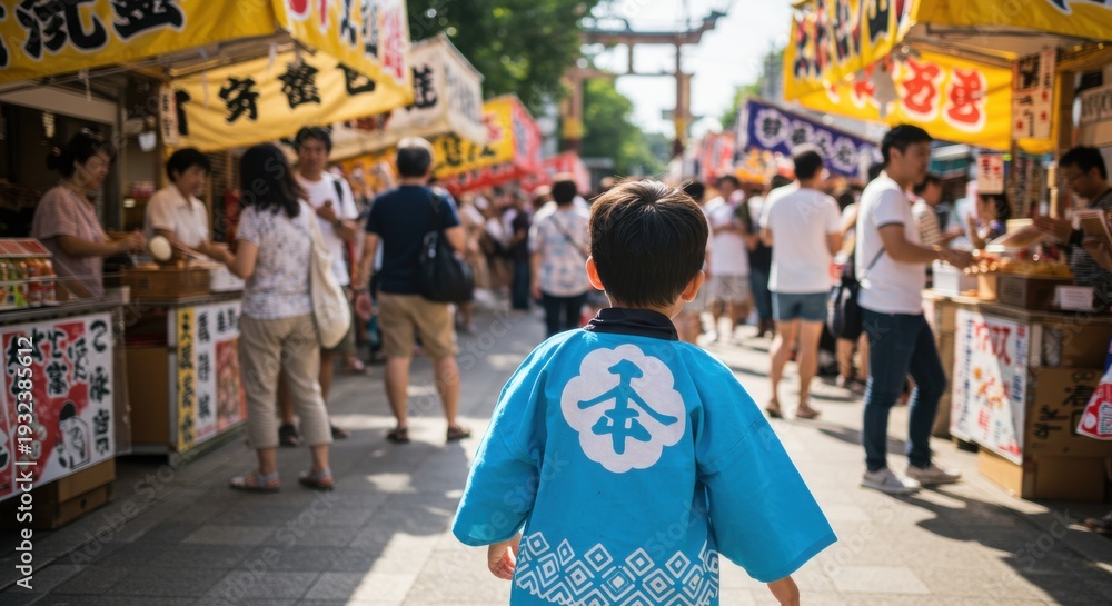 Fototapeta premium 日本の夏祭りでお祭り衣装を着た子供の後ろ姿