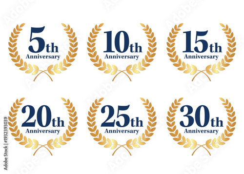 ゴールド月桂冠付き周年記念ロゴセット 5周年〜30周年アニバーサリーエンブレム ベクター素材