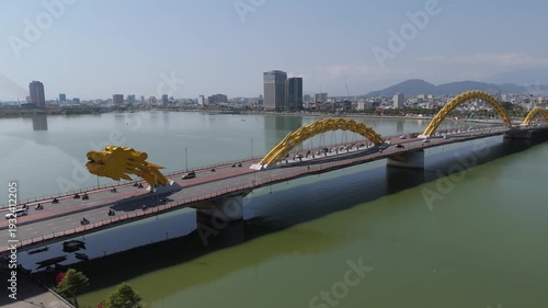 ロン橋（ドラゴンブリッジ）を望むダナンの街並み 4Kドローン映像