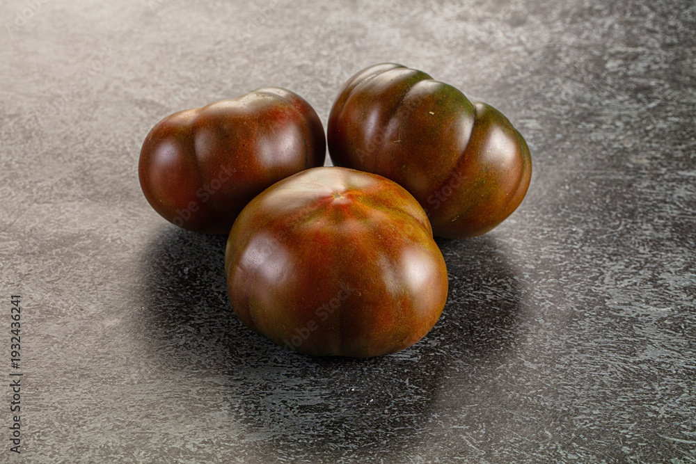 Obraz premium Ripe black juicy tomato cumato