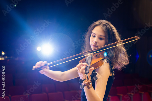 Tableau sur toile portrait shot of inspired female musician playing violin in