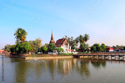 Foto Bridge leading to Buddhist temple Saphan Boon Wat Traphang Thong on island, Sukhothai, Thailand