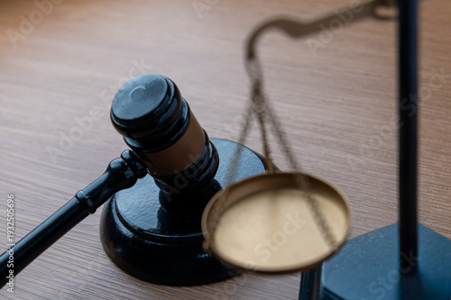 Foto A close-up shot of a judge's gavel with the pan of a brass scale