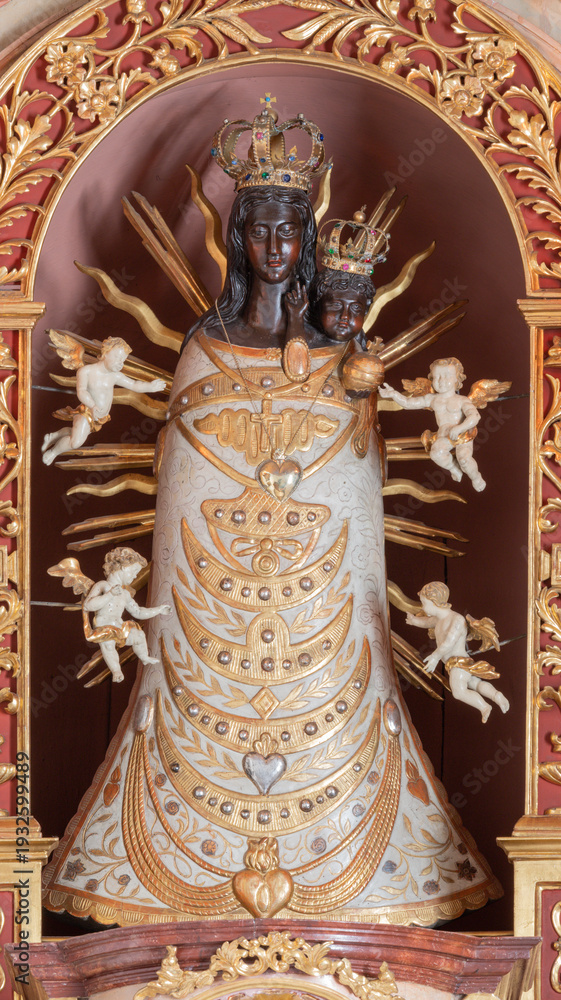 Obraz premium SALZBURG, AUSTRIA - SEPTEMBER 6, 2025: The carved polychrome statue of Loreto Madonna in the church Loretokirche from 17. cent.