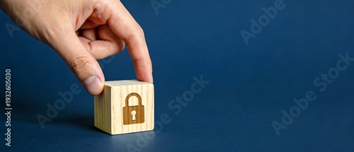 セキュリティ意識を高める手元の木製ブロック