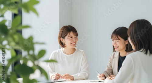 Wallpaper Mural オフィスで会話・談笑・ミーティングする女性たち：打ち合わせ・同僚 Torontodigital.ca