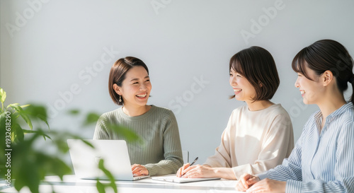 Wallpaper Mural オフィスで談笑・ミーティングする女性たち：打ち合わせ・パソコン・同僚 Torontodigital.ca