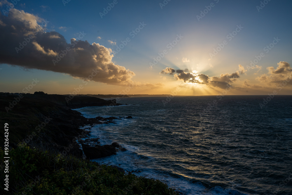 Fototapeta premium Photographie du Point du Grouin à Cancale en Bretagne (France), montrant les falaises rocheuses dominant l’océan Atlantique. Station d’observation et sentier côtier surplombant une mer agitée, vagues 