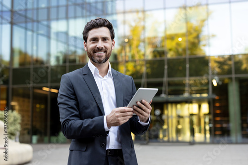 Canvas Print Professional businessman wearing a suit and white shirt smiling at the camera wh