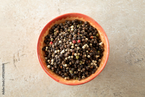 Canvastavla A top down view of a small bowl of mixed peppercorn.