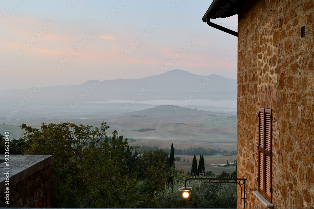 Obraz premium Atmospheric autumn morning view from Pienza in the Province of Siena, Tuscany, Italy, overlooking rolling countryside covered in soft mist.