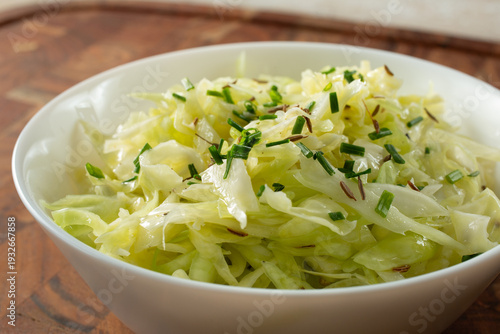 Fotografía A view of a bowl of German slaw.