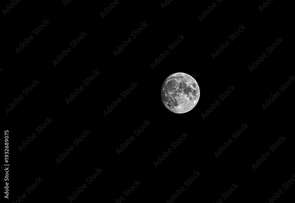 Obraz premium The moon as seen from the town of Paterna