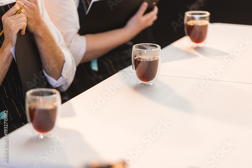 Foto Professional coffee cupping session with judges taking notes