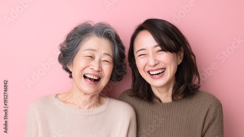 母と娘のポートレート　寄り添う　笑顔