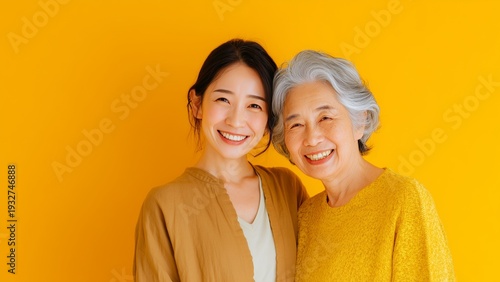 母と娘のポートレート　寄り添う　笑顔