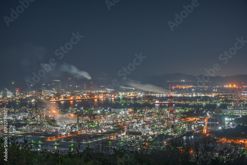 日本の岡山県倉敷市の水島コンビナートの美しい工場夜景