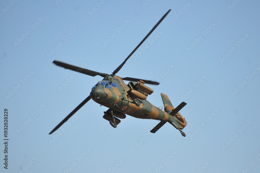 Fototapeta premium こちらに向かって飛んでくる自衛隊の軍用ヘリコプター（army/navy/helicopter）