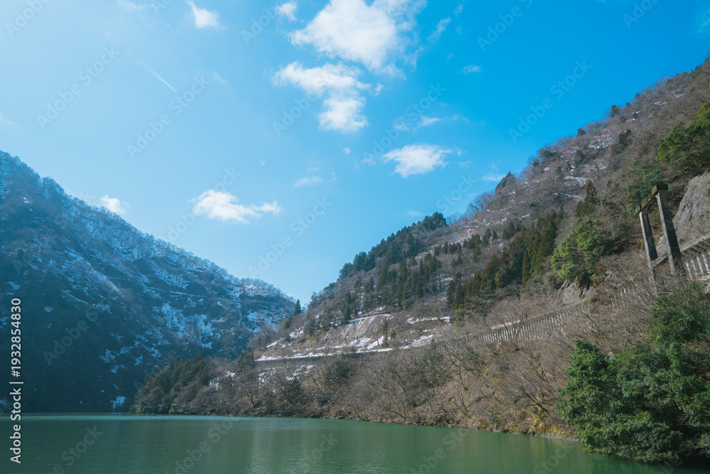 Obraz premium 庄川峡遊覧船の美しい景色