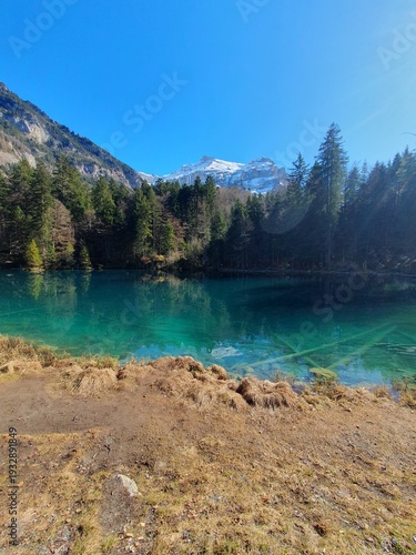 Der Blausee ist trotz seiner geringen Grösse einer der bekanntesten Bergseen der Schweiz. Er ist ein beliebtes Ausflugsziel im Berner Oberland.