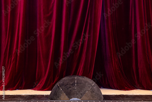 Cuadro en lienzo Vintage Prompter's Box on a Theater Stage in Front of Red Velvet Curtains