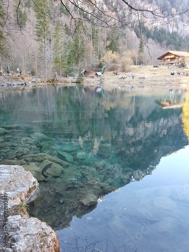 Der Blausee ist trotz seiner geringen Grösse einer der bekanntesten Bergseen der Schweiz. Er ist ein beliebtes Ausflugsziel im Berner Oberland.