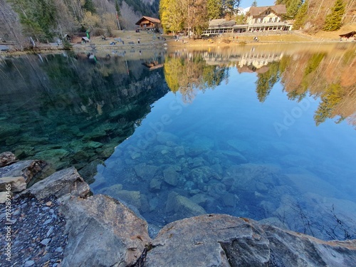 Der Blausee ist trotz seiner geringen Grösse einer der bekanntesten Bergseen der Schweiz. Er ist ein beliebtes Ausflugsziel im Berner Oberland.