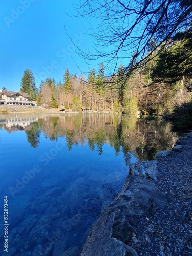 Der Blausee ist trotz seiner geringen Grösse einer der bekanntesten Bergseen der Schweiz. Er ist ein beliebtes Ausflugsziel im Berner Oberland.