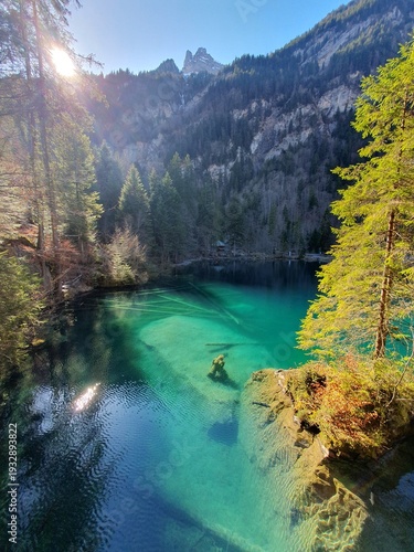 Der Blausee ist trotz seiner geringen Grösse einer der bekanntesten Bergseen der Schweiz. Er ist ein beliebtes Ausflugsziel im Berner Oberland.