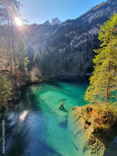 Der Blausee ist trotz seiner geringen Grösse einer der bekanntesten Bergseen der Schweiz. Er ist ein beliebtes Ausflugsziel im Berner Oberland.